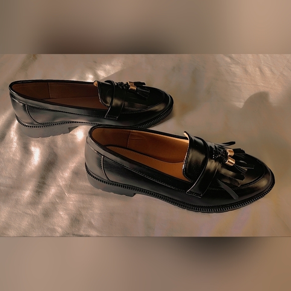 🖤 SLOTS Tassel Loafers with Gold Hardware – Classic Chic Slip-On Flats | NWOT - Picture 3 of 8